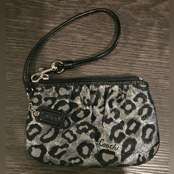 NEW W/O TAGS! SILVER COACH WRISTLET/WALLET W/ CHEETAH/LEOPARD PRINT TRIMMED n Bl - Picture 1 of 7